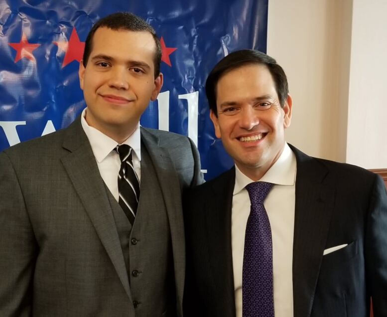 Morejón (izquierda) tiene una licenciatura en Administración Pública de FIU