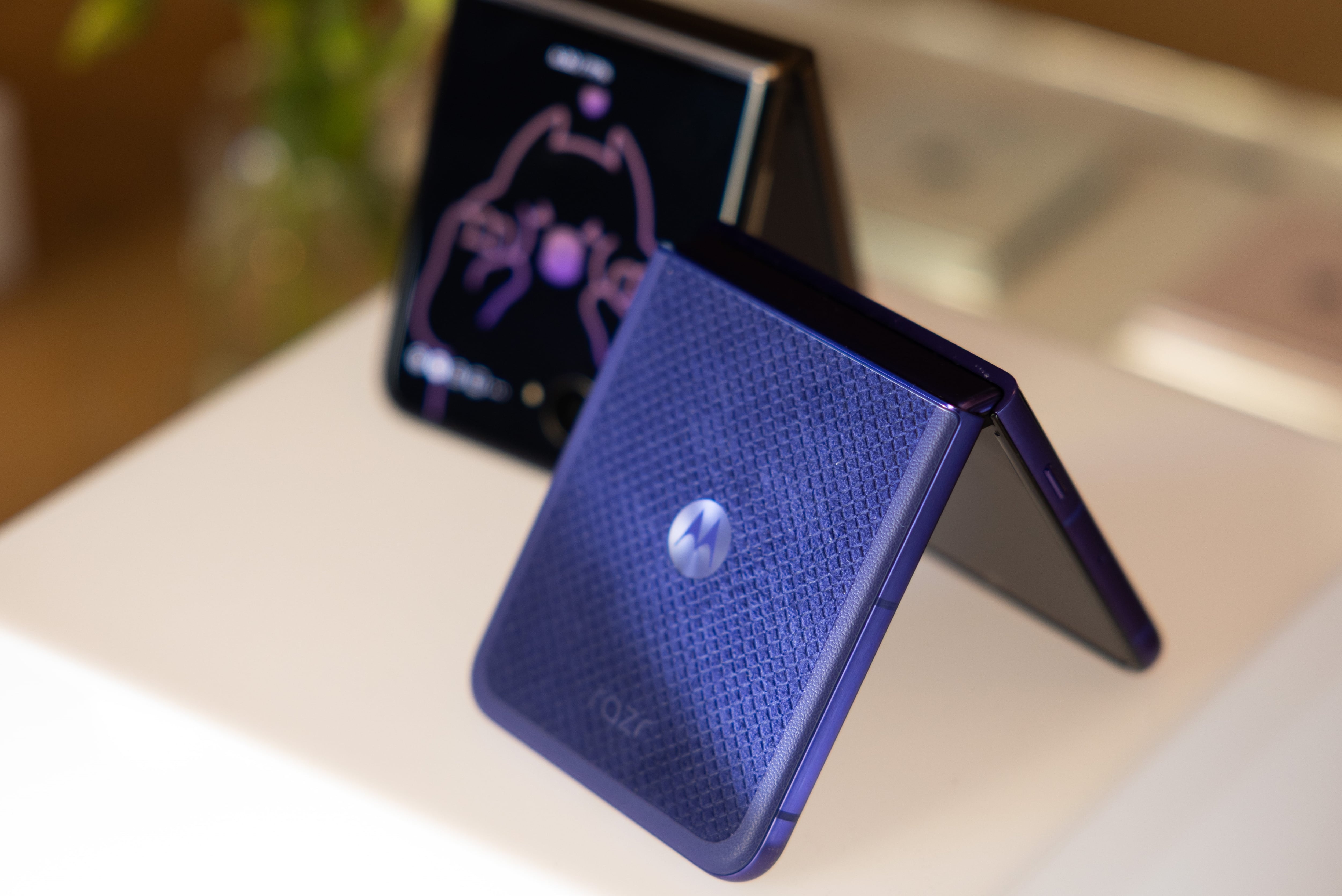 Un Motorola Razr 70 Ultra, con un tejido sintético llamado alcántara para la cubierta de la batería