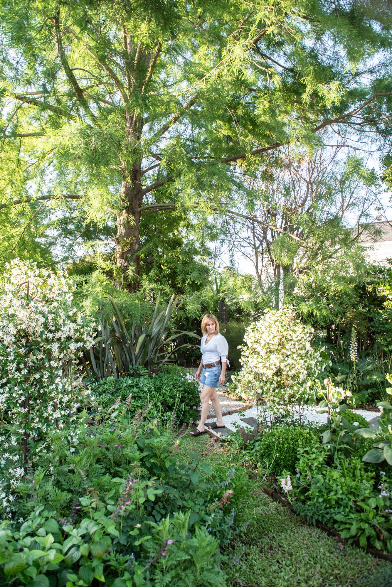 La superposición de árboles, arbustos y cubresuelos genera una sensación de profundidad, incluso en jardines pequeños