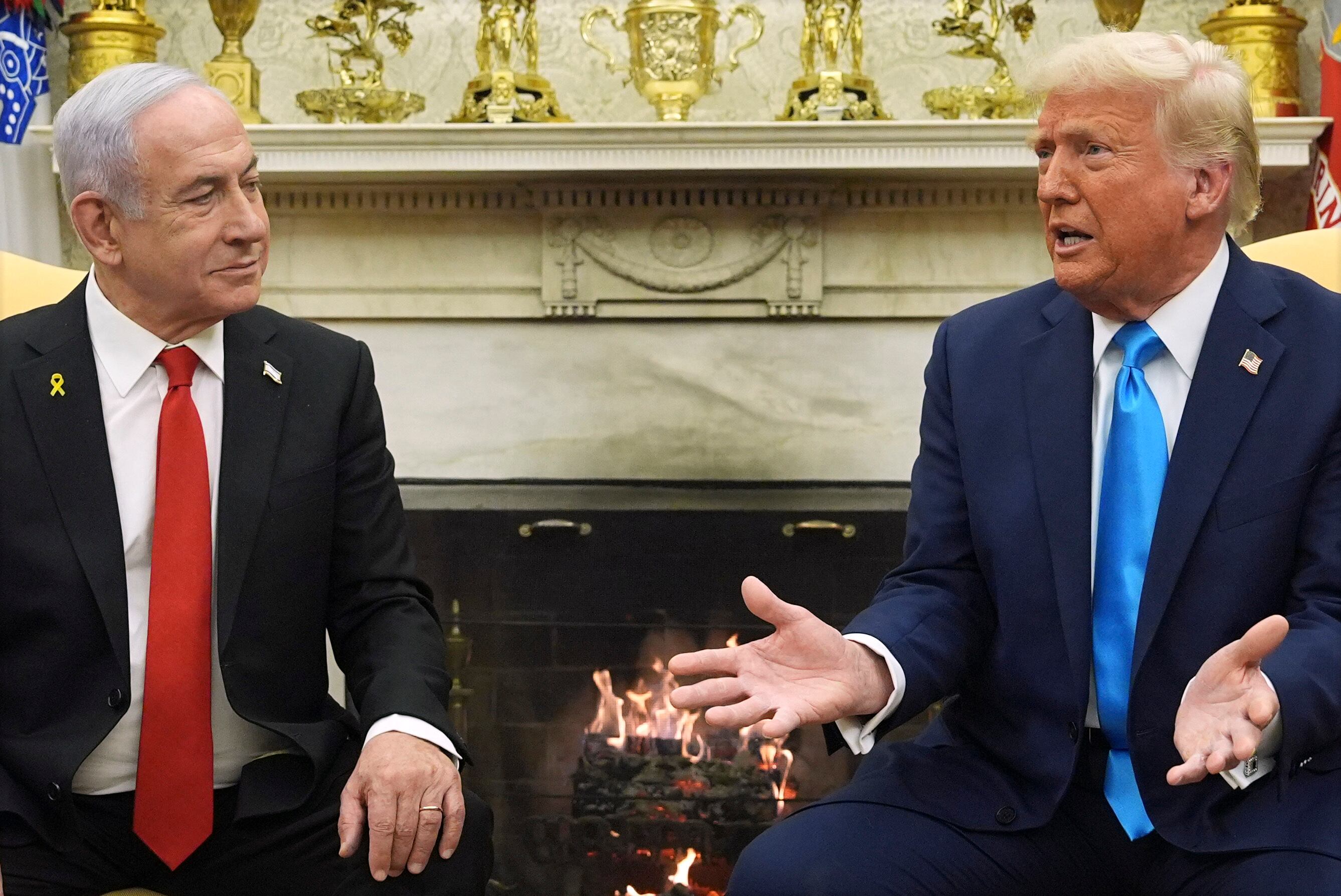 El presidente Donald Trump se reúne con el primer ministro de Israel, Benjamin Netanyahu, en el Despacho Oval de la Casa Blanca, el martes 4 de febrero de 2025, en Washington