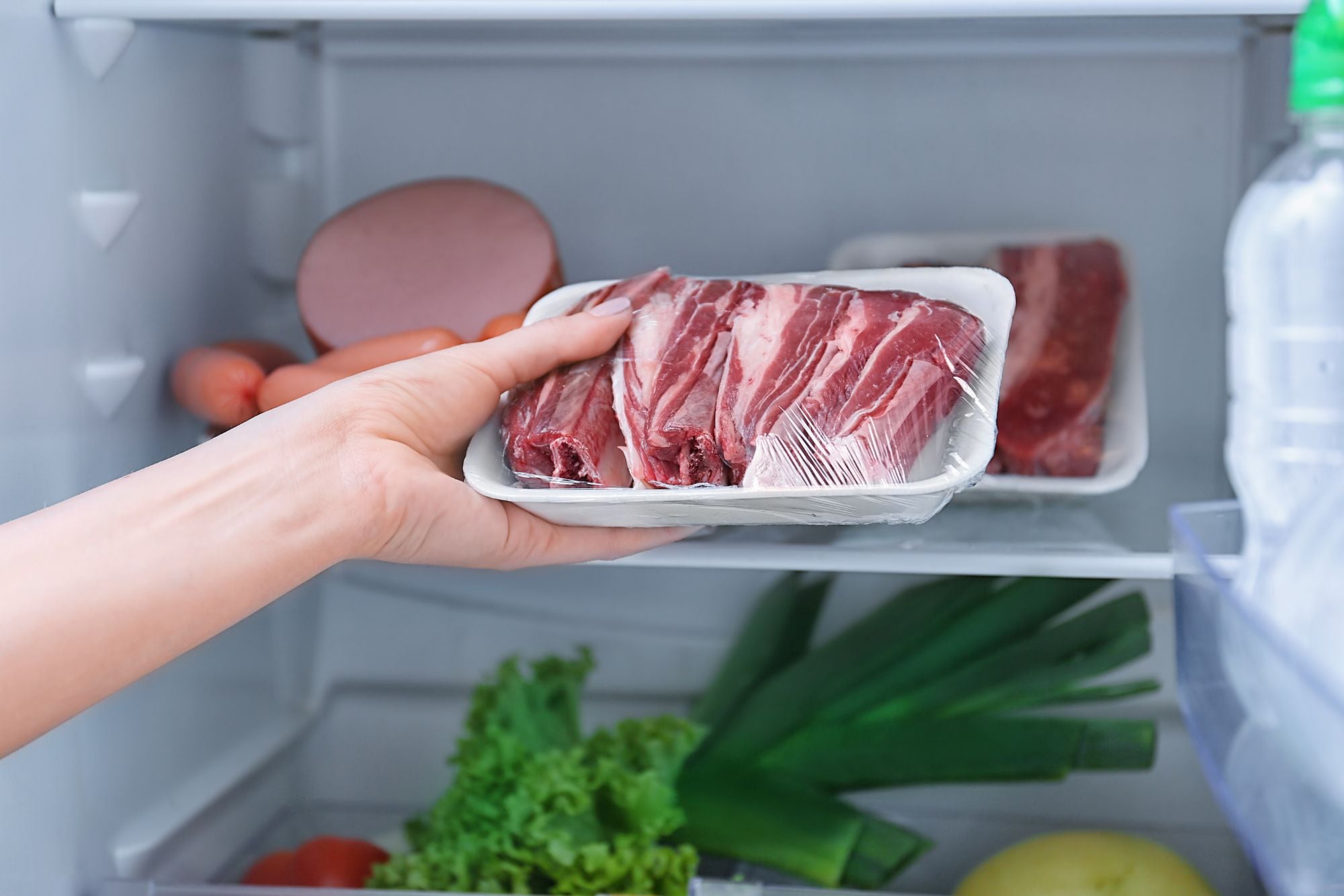 Ubicar siempre la carne cruda en los estantes inferiores para evitar que sus jugos contaminen otros alimentos