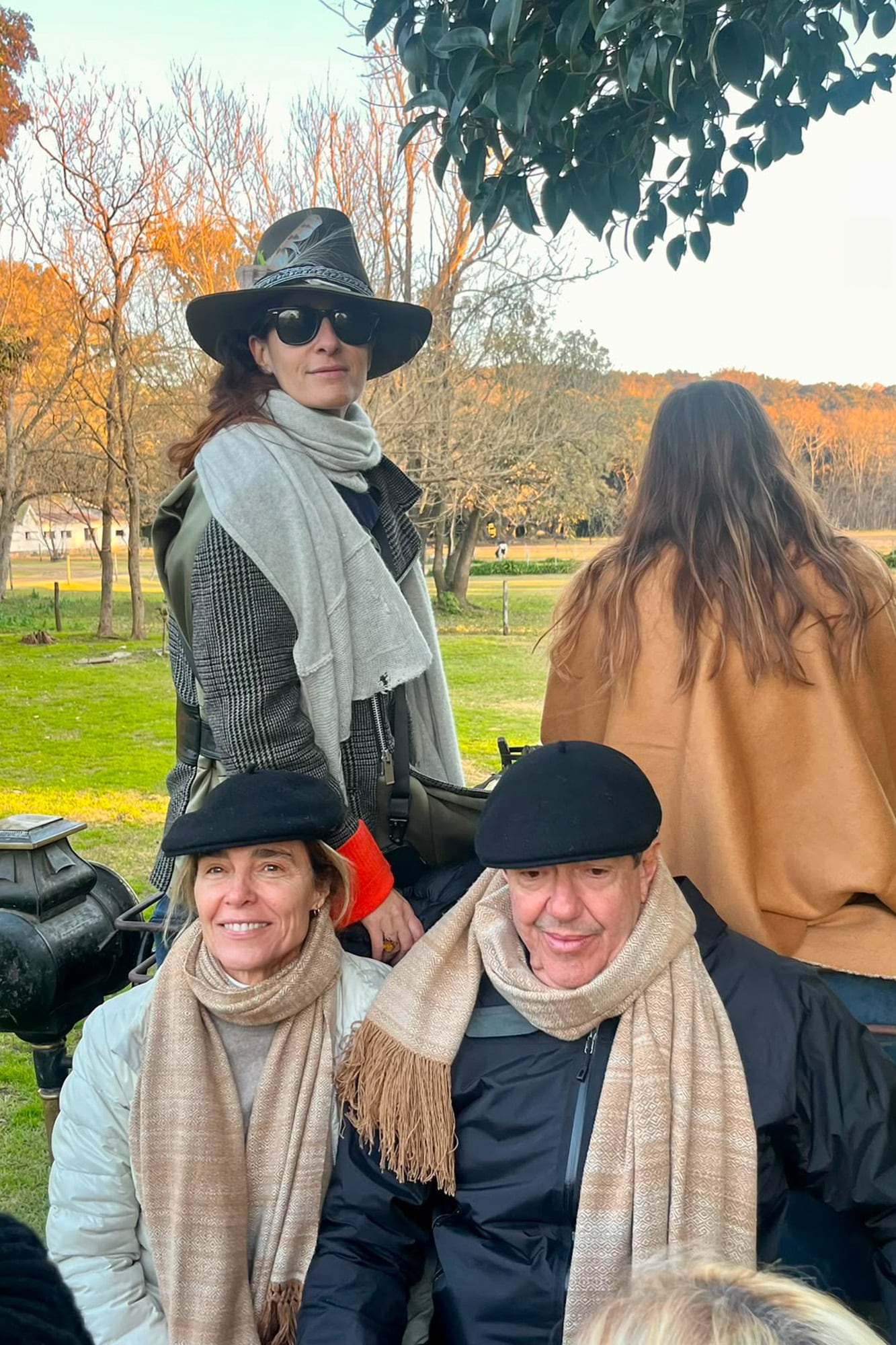 Concepción, al mando del antiguo carro en el que paseó a los invitados por el fabuloso parque diseñado por el paisajista Carlos Thays. Agustina Braun y Alejandro Blaquier, muy sonrientes