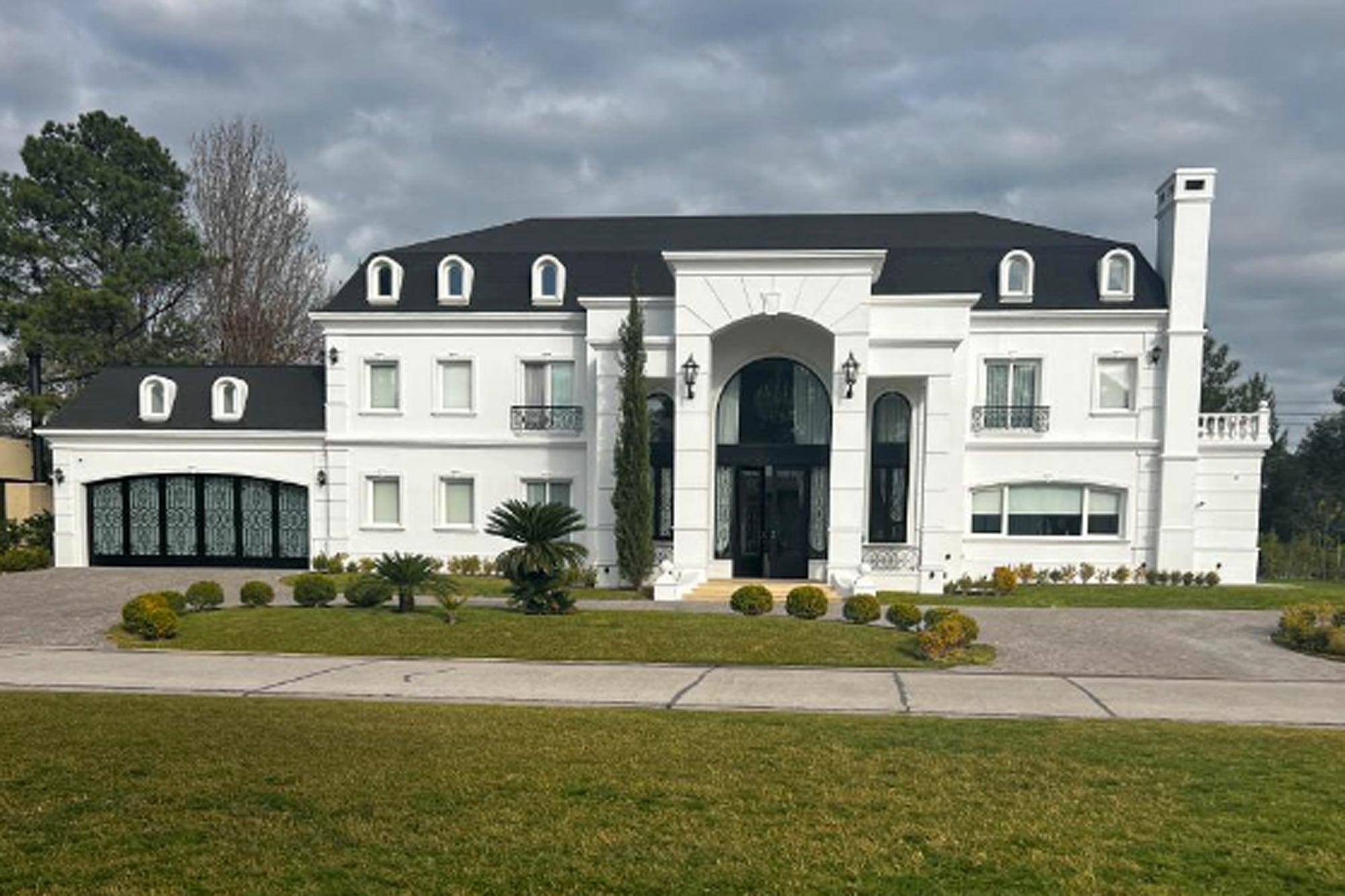 La propiedad tiene 970 m², siete ambientes y dos cocheras