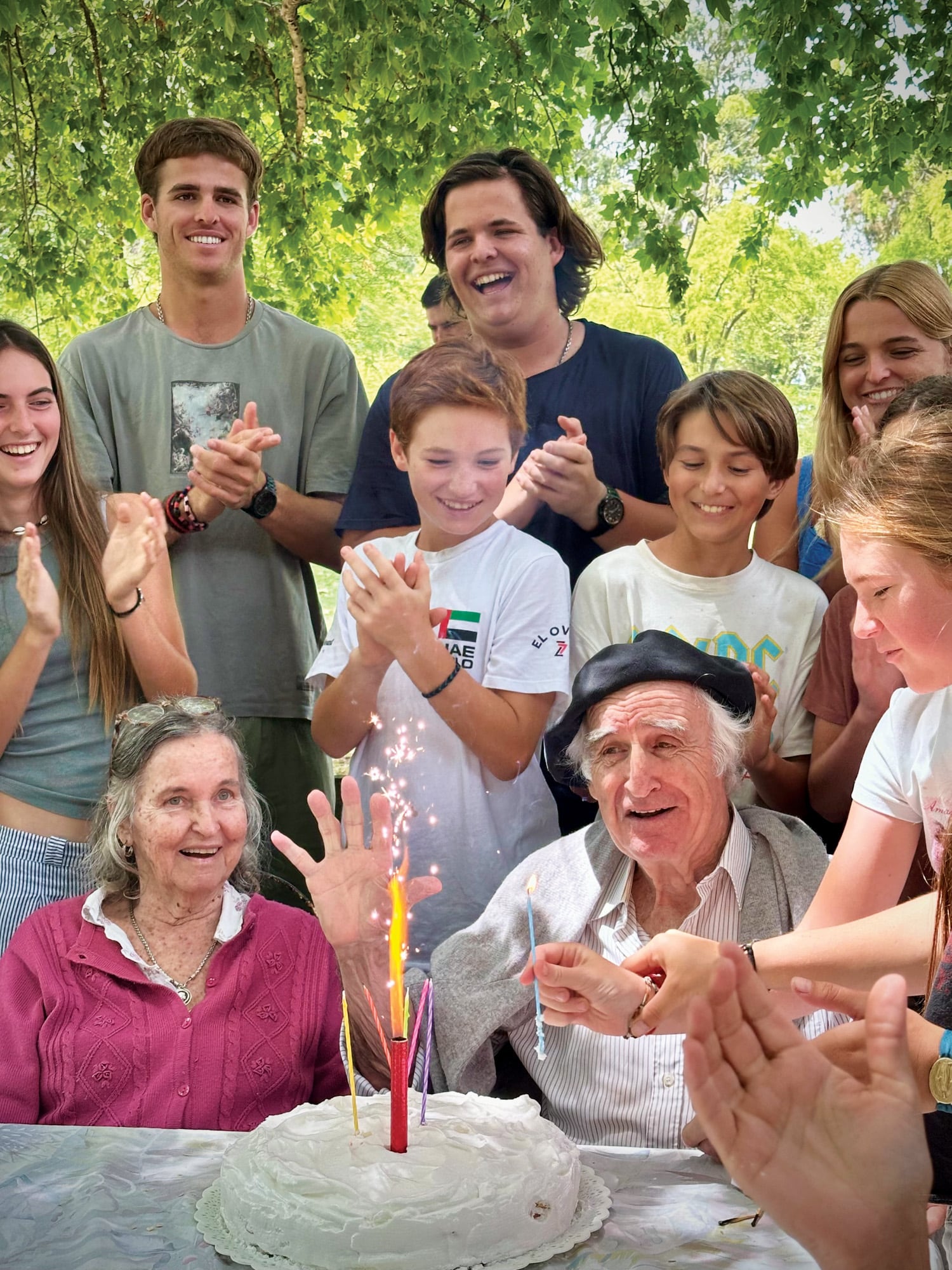 El 26 de enero Alberto Pedro celebró sus 84 años en familia. En la foto lo rodean su mujer, Silvia Molinari, y sus nietos Cruz, Pedro y Pampa (arriba, hijos del Ruso), Cristo y Jacinto (en el centro, hijos de Nachi y Pepe), Ámbar (abajo, izquierda, hija de Pepe) y Anya (abajo, derecha, hija de Nachi)