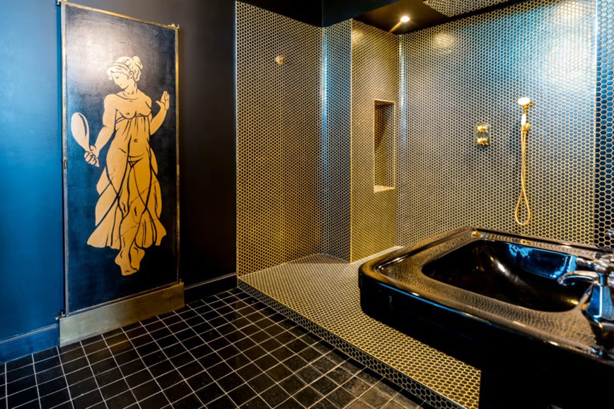 Uno de los baños de la mansión con toques modernos y algunos objetos antiguos