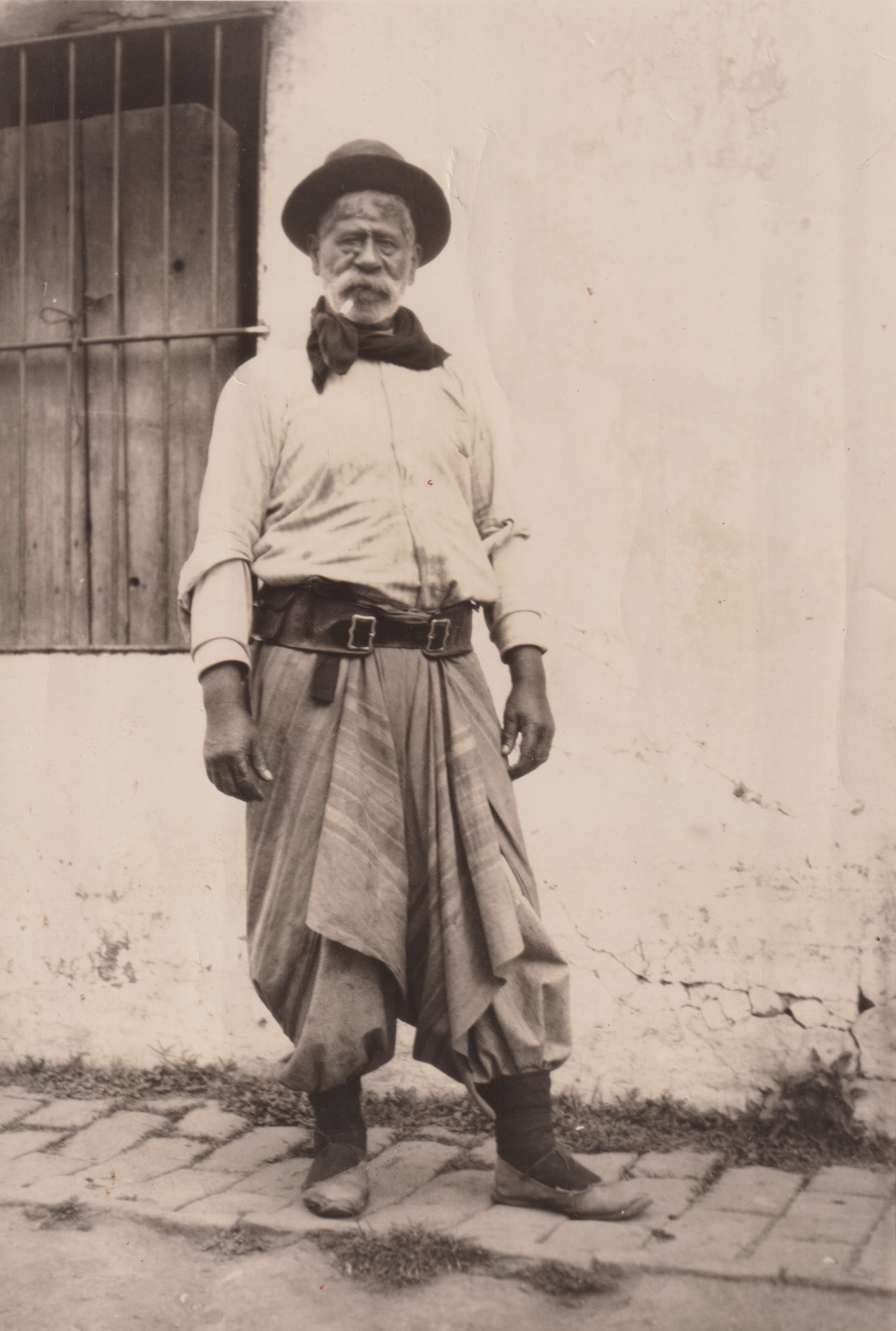 Resero, domador, analfabeto, hombre de manos grandes, dos veces casado. Algunas reseñas agregan que era afrodescendiente.