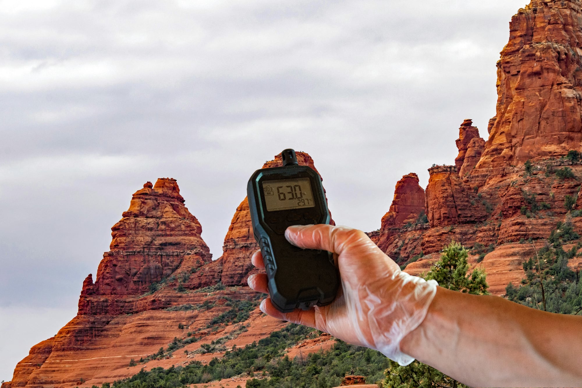 Como parte del esfuerzo por no empeorar la calidad del aire, se ha pedido a los conductores evitar caminos de tierra y reducir el uso del automóvil