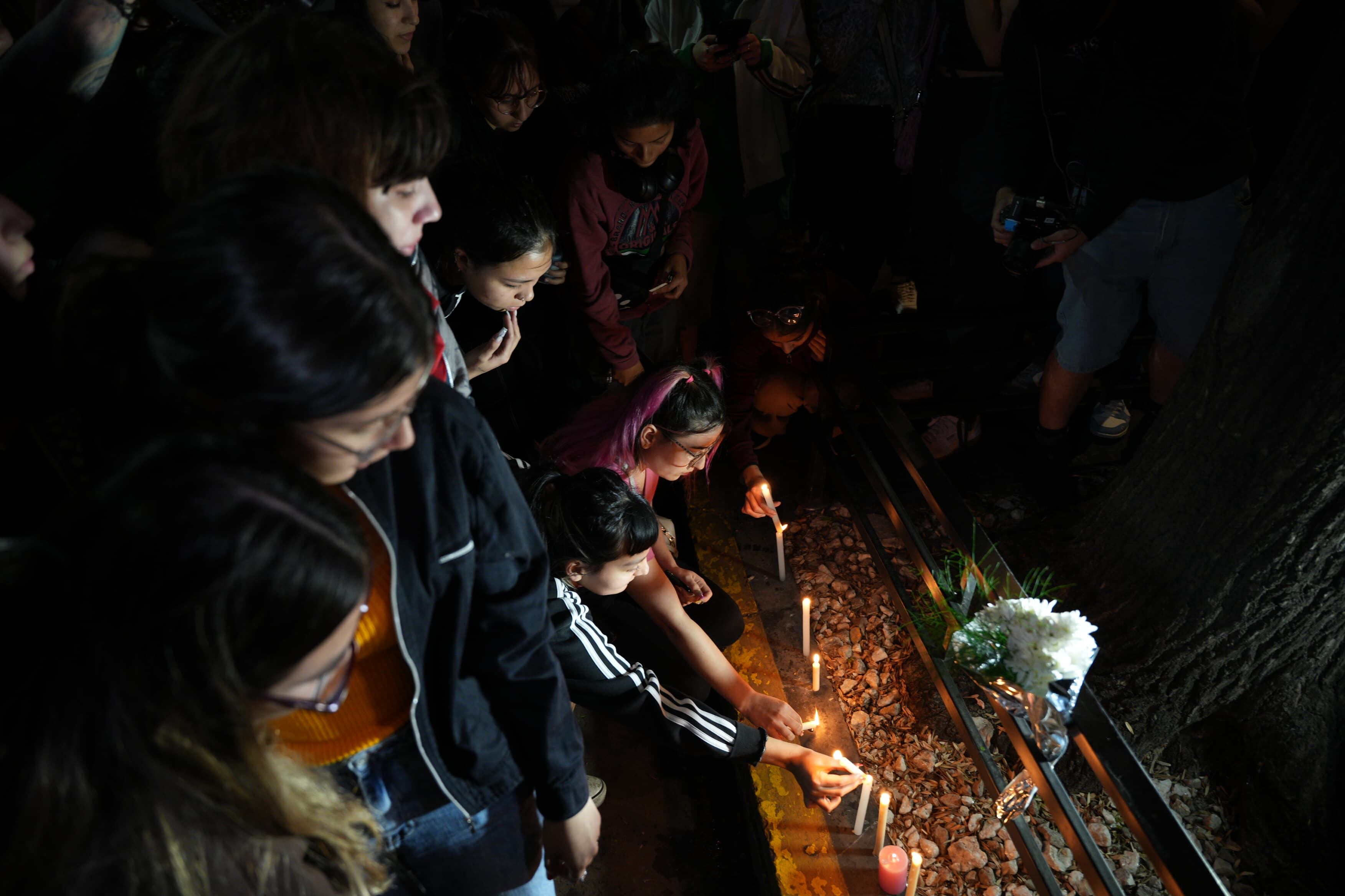 Cientos de seguidoras del cantante se acercaron hasta el lugar para realizar una vigilia y homenajearlo