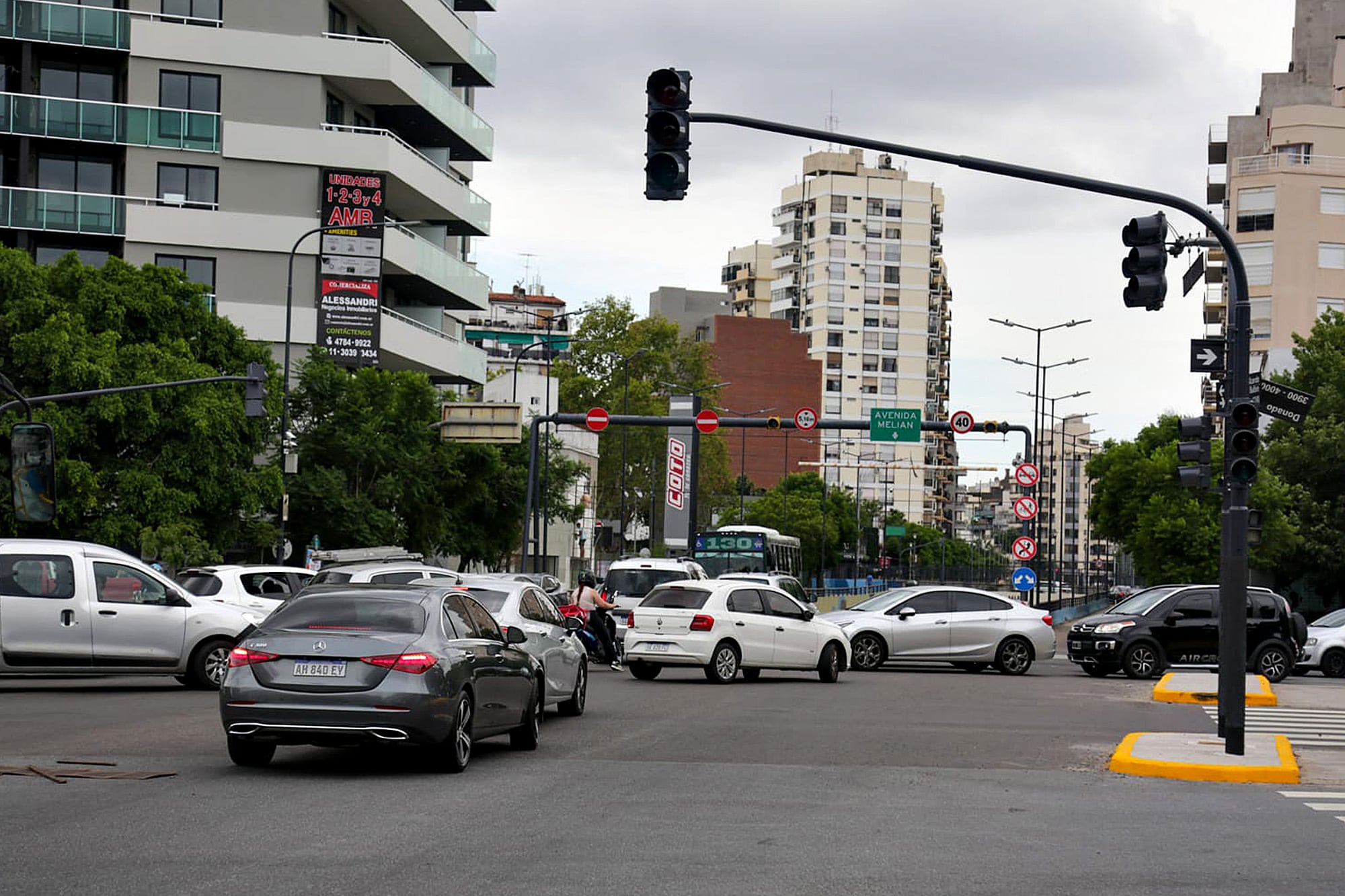 “Qué desastre”. Choques, semáforos fuera de servicio y caos en la ciudad por un apagón que afectó a 4 millones de personas