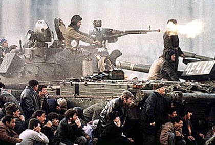 23 de diciembre de 1989: tropas leales defienden a Ceausescu en las calles de Bucarest mientras la población civil trata de protegerse del fuego cruzado