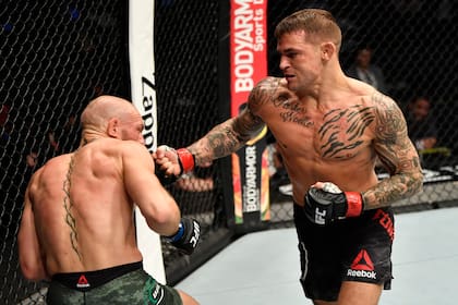 23 de enero de 2021; Abu Dhabi, Emiratos Arabes Unidos; Conor McGregor de Irlanda frente a Dustin Poirier en una pelea de peso ligero durante el evento UFC 257 dentro de Etihad Arena en UFC Fight Island.
