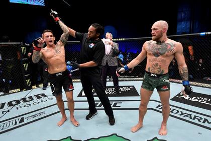 23 de enero de 2021; Abu Dhabi, Emiratos Arabes Unidos; Conor McGregor de Irlanda frente a Dustin Poirier en una pelea de peso ligero durante el evento UFC 257 dentro de Etihad Arena en UFC Fight Island.