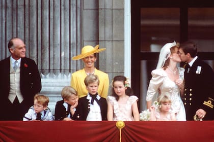 23 de julio de 1986. Susan Barrantes (entonces Susan Ferguson) el el balcón del Palacio de Buckingham junto a su ex marido, el mayor Ronald Ferguson, y los novios, Sarah Ferguson y el príncipe Andrés. (Photo by Tim Graham Photo Library via Getty Images)