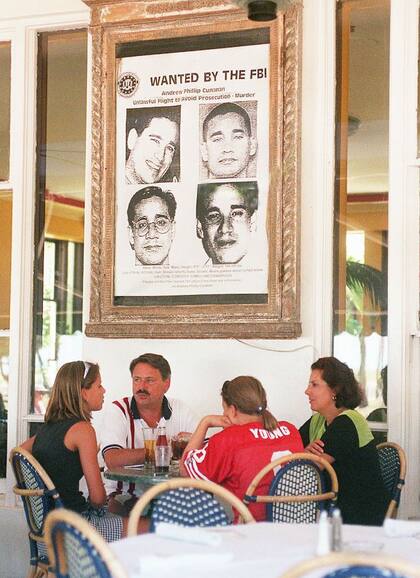 23 de julio de 1997; en Miami, continuaban los esfuerzos de las autoridades para encontrar al presunto asesino de Versace, Andrew Cunanan