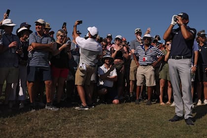 Phil Mickelson usa un telémetro antes de jugar su tiro en el hoyo 11 en la velta final del PGA Championship, en el Ocean Course de Kiawah Island Golf Resort, en Kiawah Island, Carolina del Sur; terminó ganando