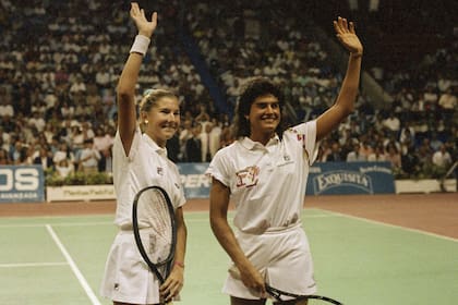 23) Monica Seles y Sabatini, en noviembre de 1990, durante una de las dos exhibiciones que jugaron en el Luna Park. Pocos días antes se habían enfrentado la final del Masters, en Nueva York, con un triunfo para la yugoslava (más tarde, se nacionalizó estadounidense)