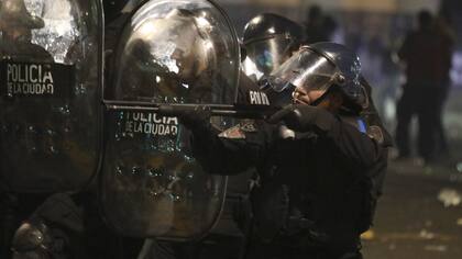 23 personas resultaron heridas y 30 fueron detenidas por intimidación pública y atentado a la autoridad en la noche del viernes