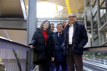 23/01/2024 La presidenta de la Comunidad de Madrid, junto al presidente y CEO de la F-1, Stefano Domenicali, y el alcalde de Madrid, José Luis Martínez-Almeida, a su llegada a Ifema DEPORTES COMUNIDAD DE MADRID