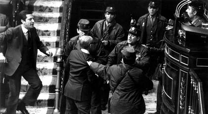 23/02/1981. Adolfo Suárez intenta ayudar al vicepresidente Gutiérrez Mellado, zarandeado por guardias civiles en el intento de golpe de Estado liderado por el teniente coronel Antonio Tejero