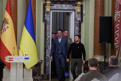 23/02/2023 El presidente del Gobierno de España, Pedro Sánchez (c), y el presidente de Ucrania, Volodimir Zelenski (1d), a su llegada al Palacio Mariinski, a 23 de febrero de 2023, en Kiev (Ucrania). Pedro Sánchez ha visitado hoy las huellas que ha dejado la guerra en las localidades de Bucha e Irpin, situadas en las afueras de Kiev, durante el viaje que ha llevado a cabo hoy a Ucrania. Este es su segundo viaje a Ucrania en menos de un año y justo el día previo a que se cumpla el primer aniversario del comienzo de la invasión rusa, iniciada el 24 de febrero de 2022. POLITICA David Melero - Europa Press