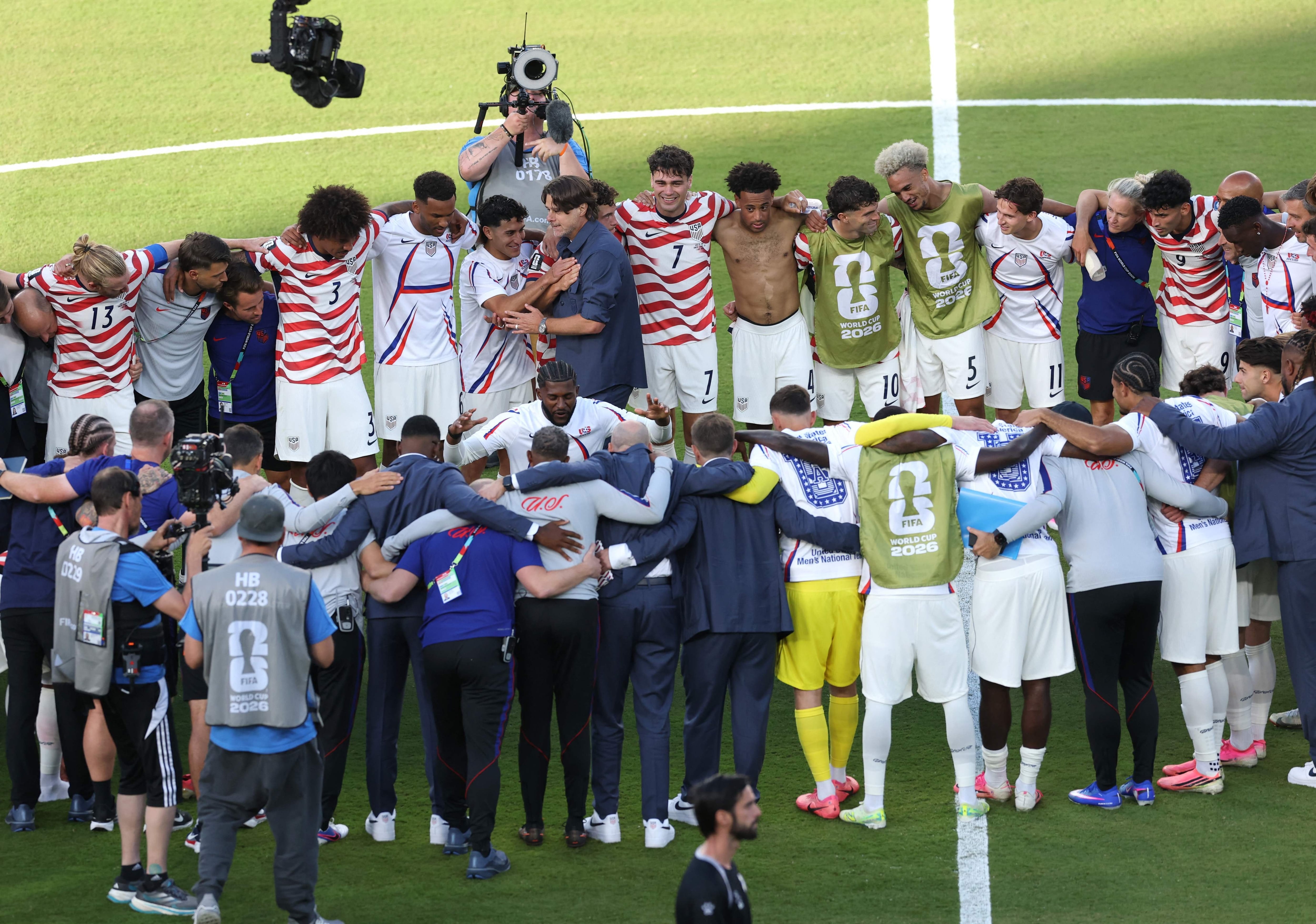 La celebración de EE.UU. tras la clasificación a octavos del Mundial: canciones, rondas y aplausos para Pochettino