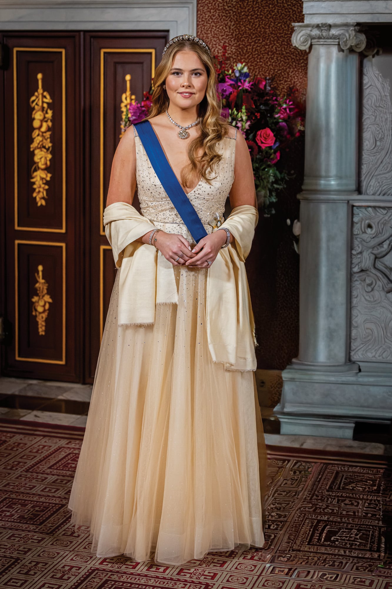 La princesa de Orange, con un vestido de la inglesa Jenny Packham de top bordado en pedrería y falda evasée con capas de tul color vainilla. El profundo escote enmarcaba el fabuloso collar de diamantes de 30 quilates