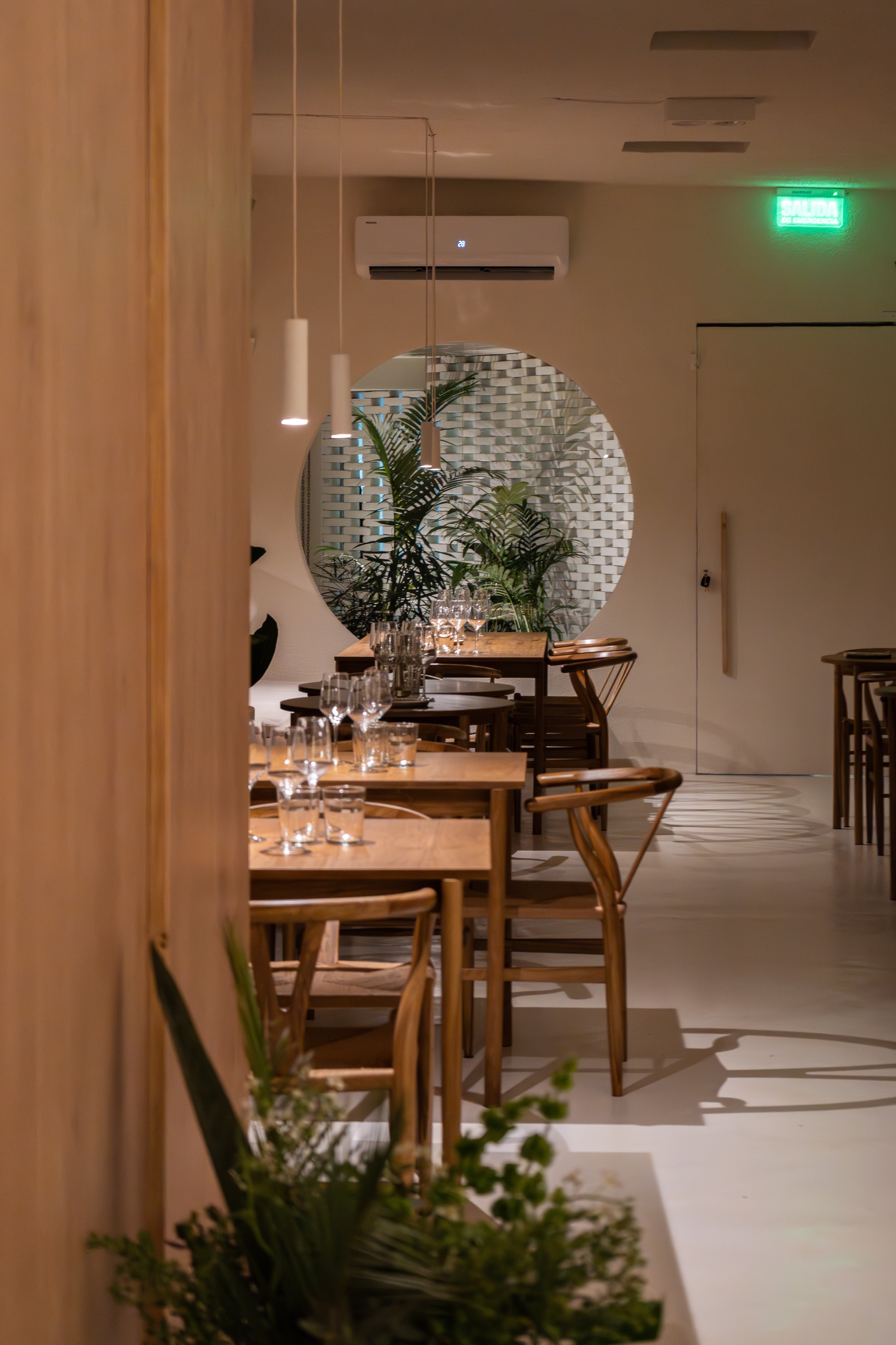 La madera de petiribí abunda en el salón