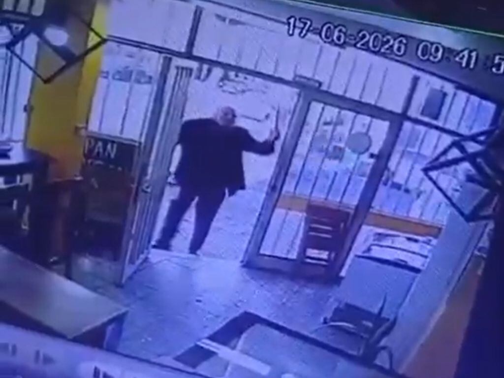 Un hombre ingresó con una hacha a una panadería, destrozó un ventanal y le disparó al hijo del dueño