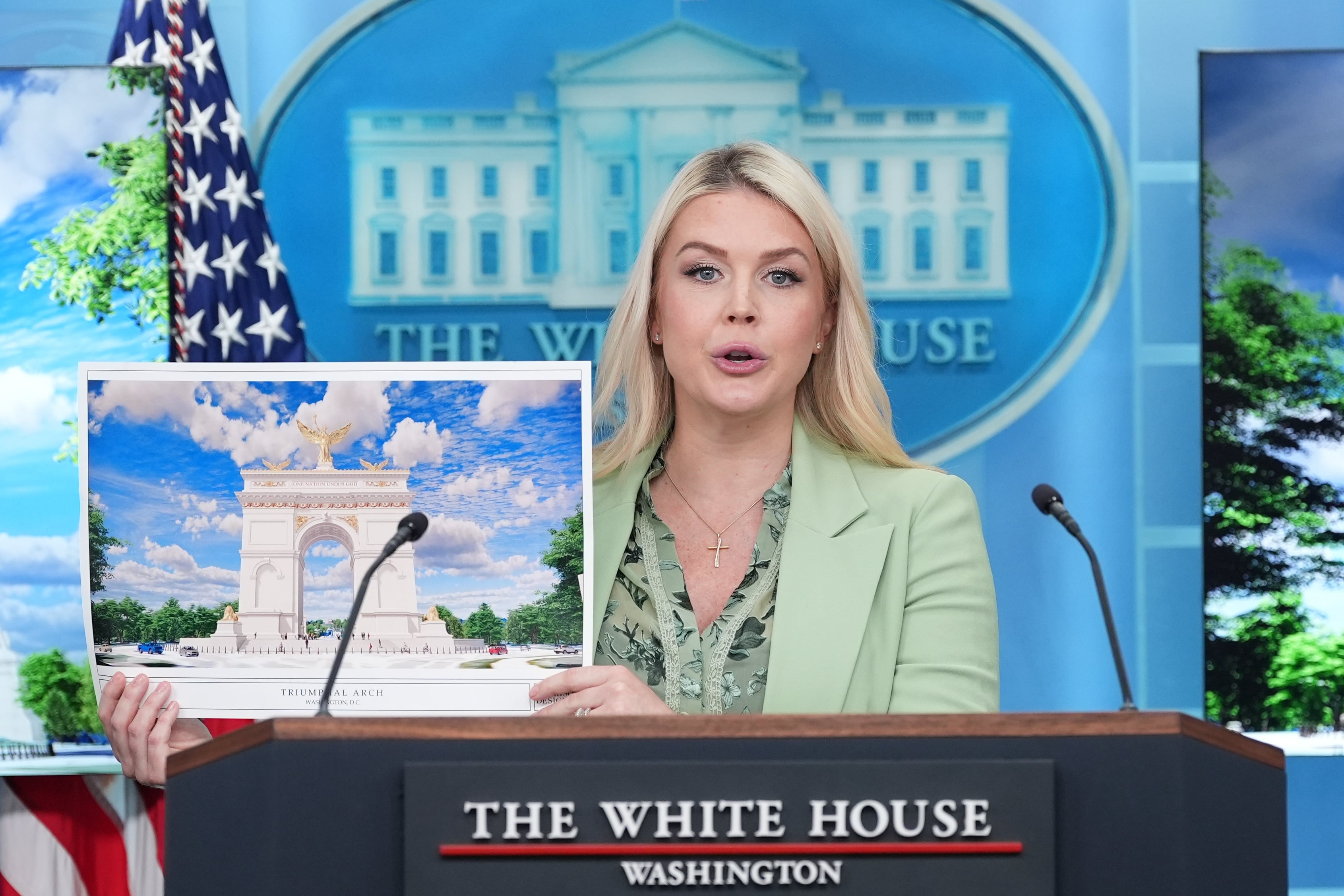 La secretaria de prensa de la Casa Blanca, Karoline Leavitt, sostiene una ilustración artística del nuevo arco del triunfo mientras habla con los periodistas en la Sala de Ruedas de Prensa James Brady de la Casa Blanca