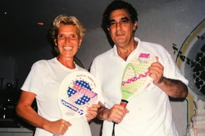 Viviana Corcuera junto a Plácido Domingo, cada uno con su paleta de pádel.