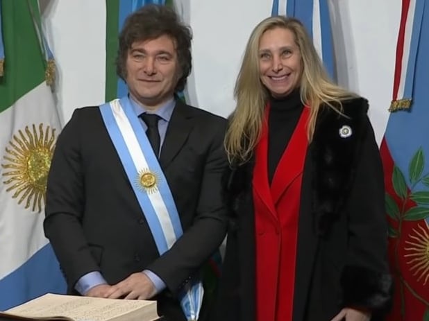 Javier Milei y Karina Milei, de rojo vibrante pese a la etiquete