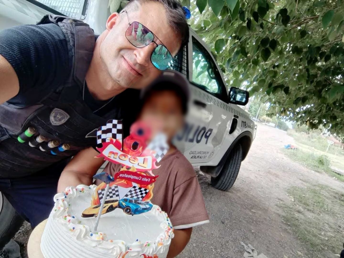 Un niño pedía monedas para un bizcochuelo y terminó festejando su cumpleaños con policías en La Plata