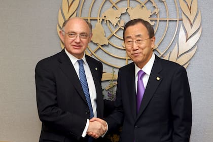 24 de junio de 2010. El secretario general de la ONU, Ban Ki-moon saluda al nuevo canciller de Argentina, Héctor Timerman, durante un encuentro en la sede de la ONU en Nueva York