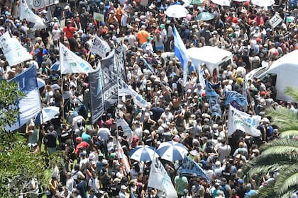 24/01/2024 Vista de la Plaza del Congreso donde distintas organizaciones se manifiestan en el marco del paro nacional contra el DNU y la ley de bases del presidente Javier Milei. Licencia editorial válida solo para España y 3 MESES a partir de la fecha de la imagen, luego bórrala de tu archivo. Para uso no editorial y sin licencia, póngase en contacto con EUROPA PRESS. ECONOMIA Télam