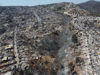 (240205) -- VI-A DEL MAR, 5 febrero, 2024 (Xinhua) -- Imagen tomada con un dron el 5 de febrero de 2024 de casas destruidas después de un incendio forestal, en Viña del Mar, Chile. El número de las personas fallecidas por los incendios forestales que afectan a la región chilena de Valparaíso, en la zona central del país sudamericano, aumentó a 122, informó el lunes el Gobierno de Chile. (Xinhua/Str) (jv) (rtg) (ah) (vf) 