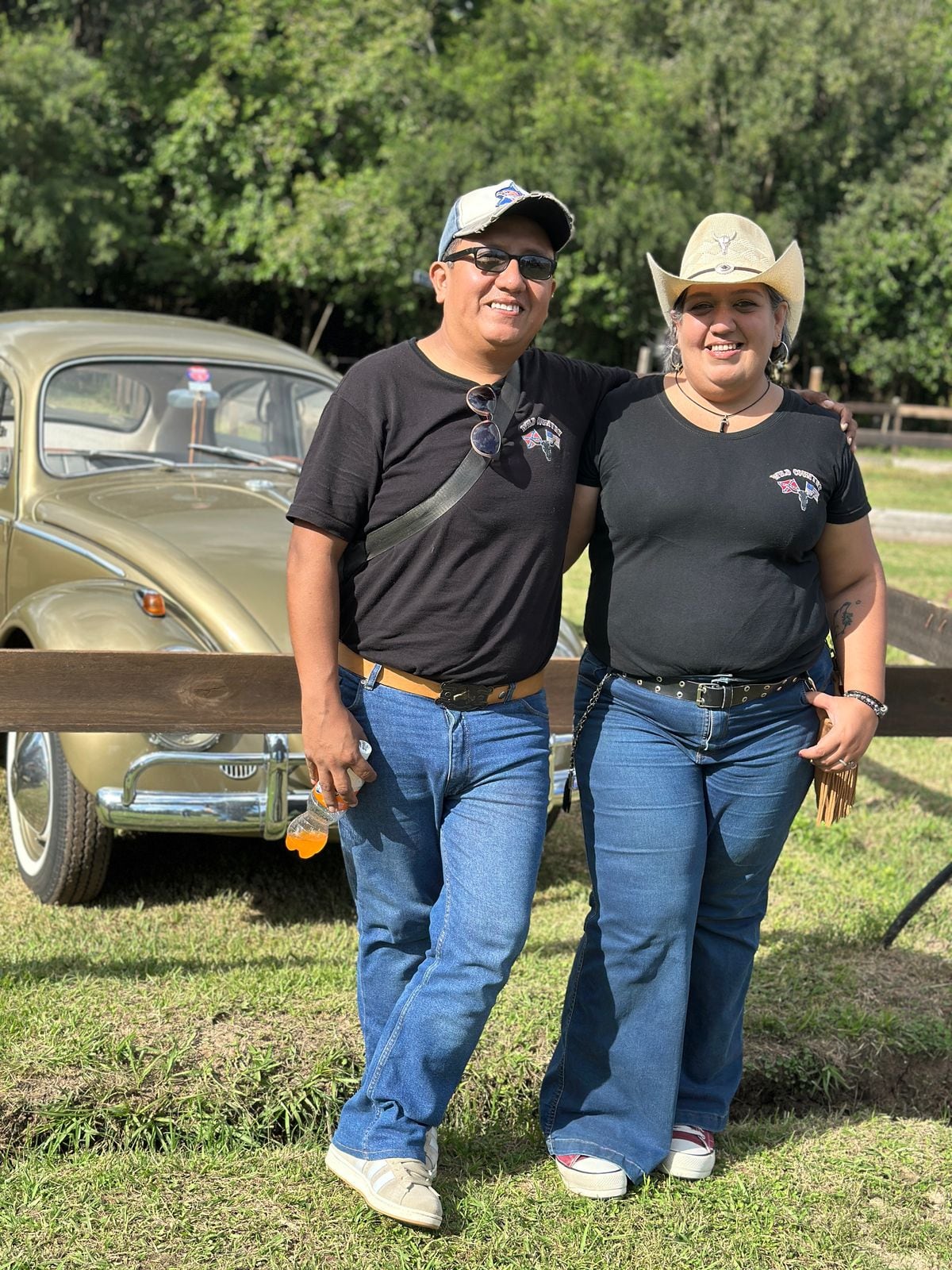 Erik Salcedo y su esposa Gisele, en un festival de música country