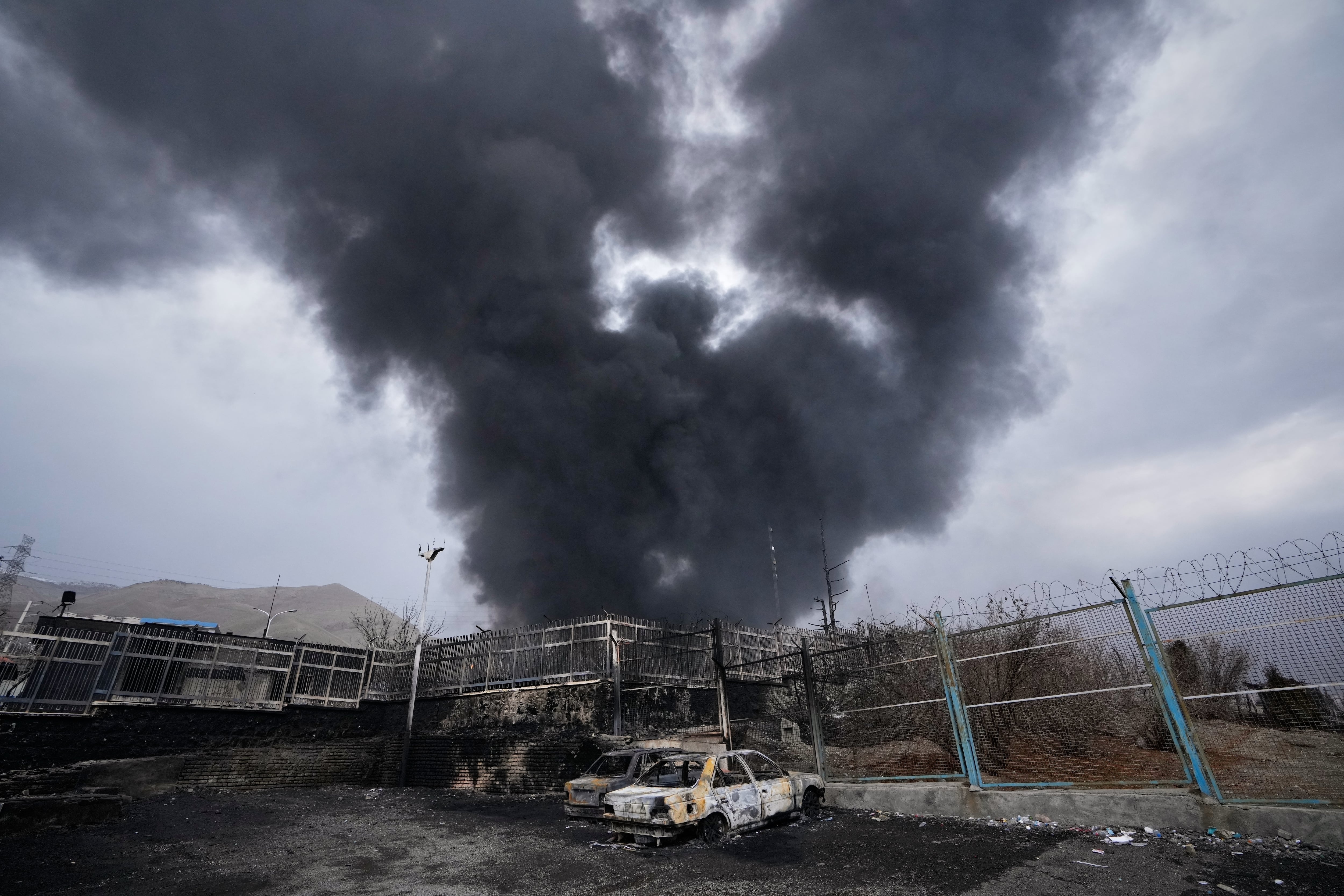 ARCHIVO - Una densa nube de humo sale de un almacén de combustible alcanzado por un ataque de Estados Unidos e Israel, en Teherán, Irán, el 8 de marzo de 2026. (AP Foto/Vahid Salemi, archivo)