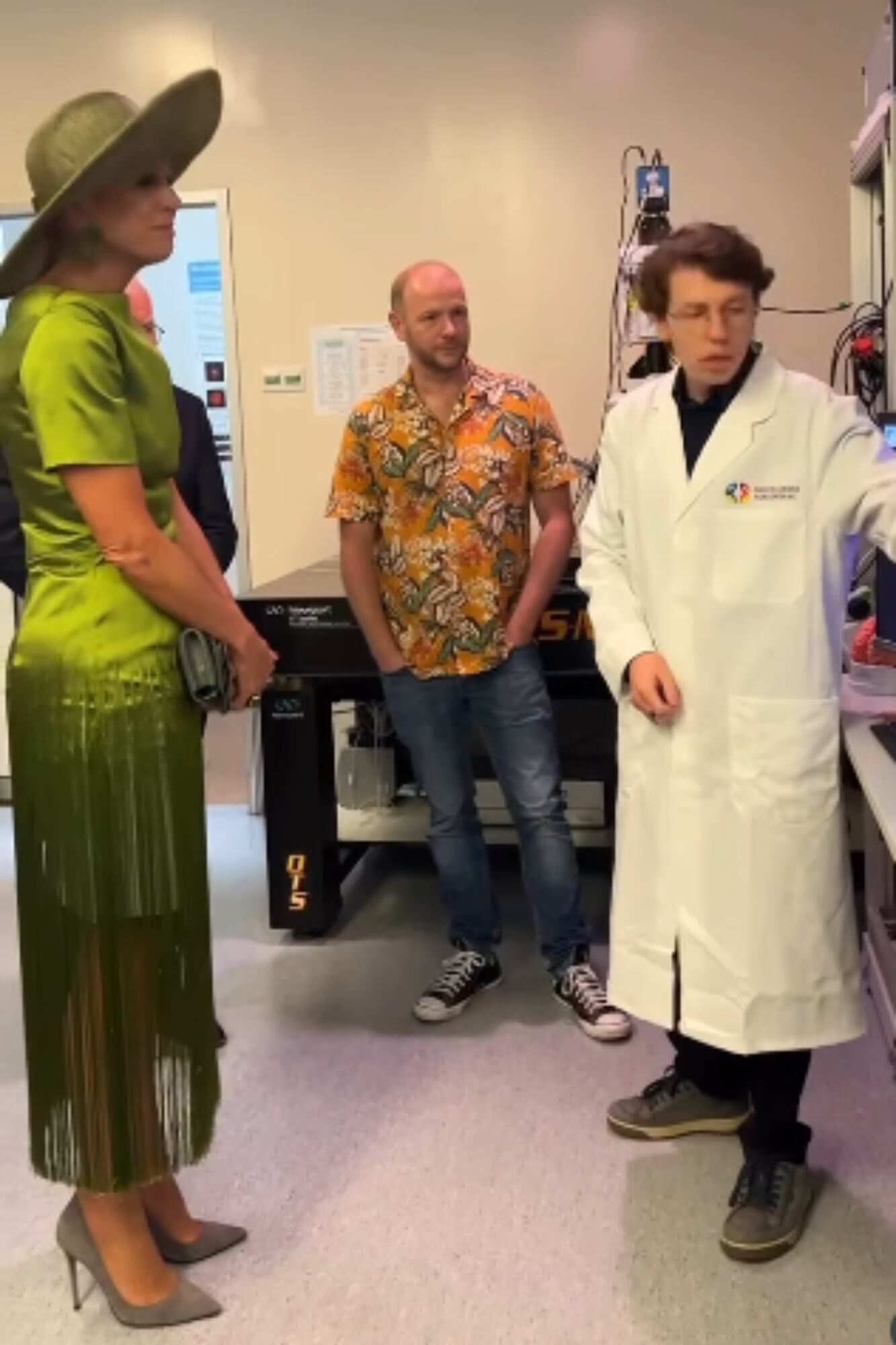 La monarca se lució con un vestido verde con flecos (Foto: Captura de video Instagram @koninklijkhuis)