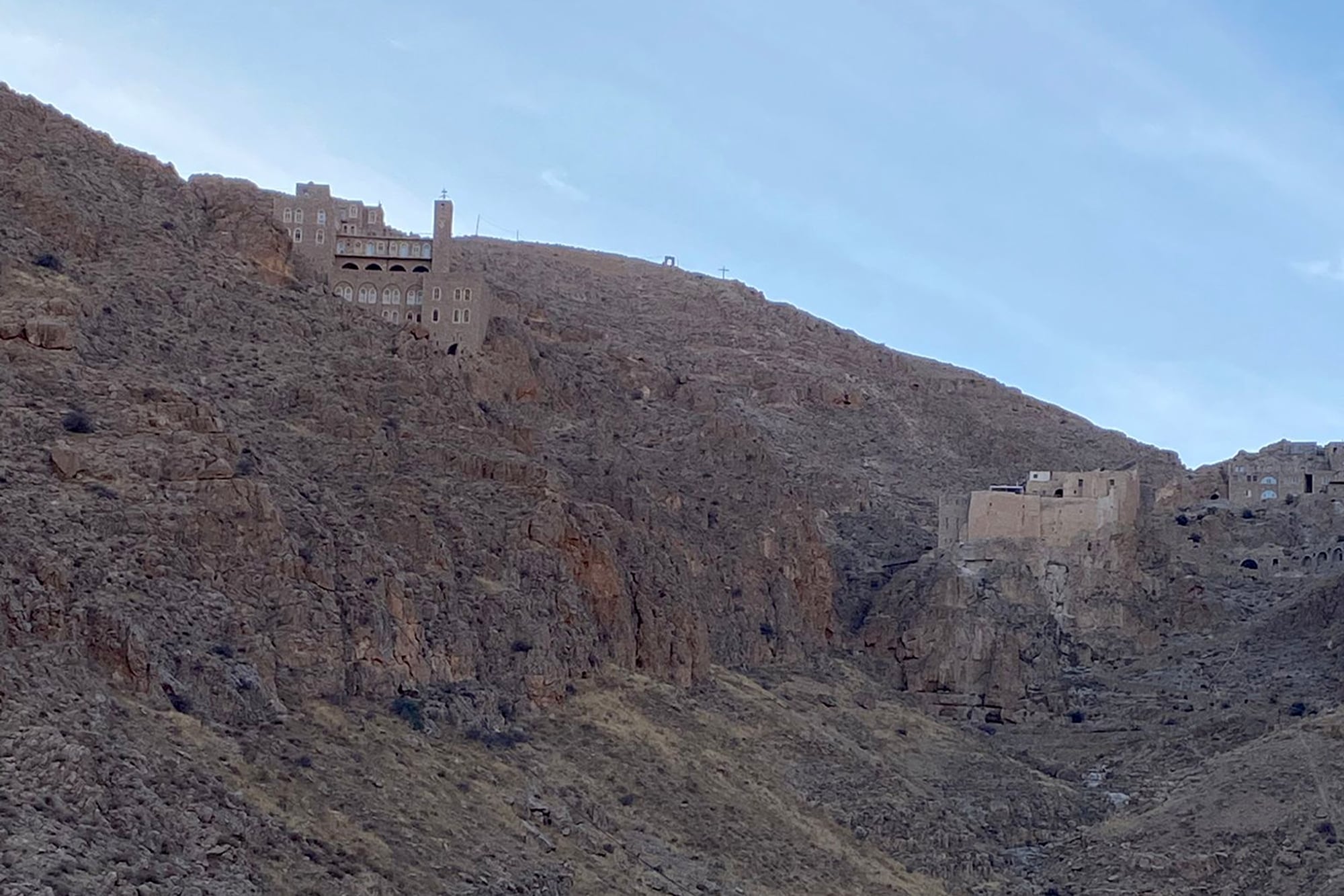 El monasterio está enclavado a 1320 metros de altura, en las montañas