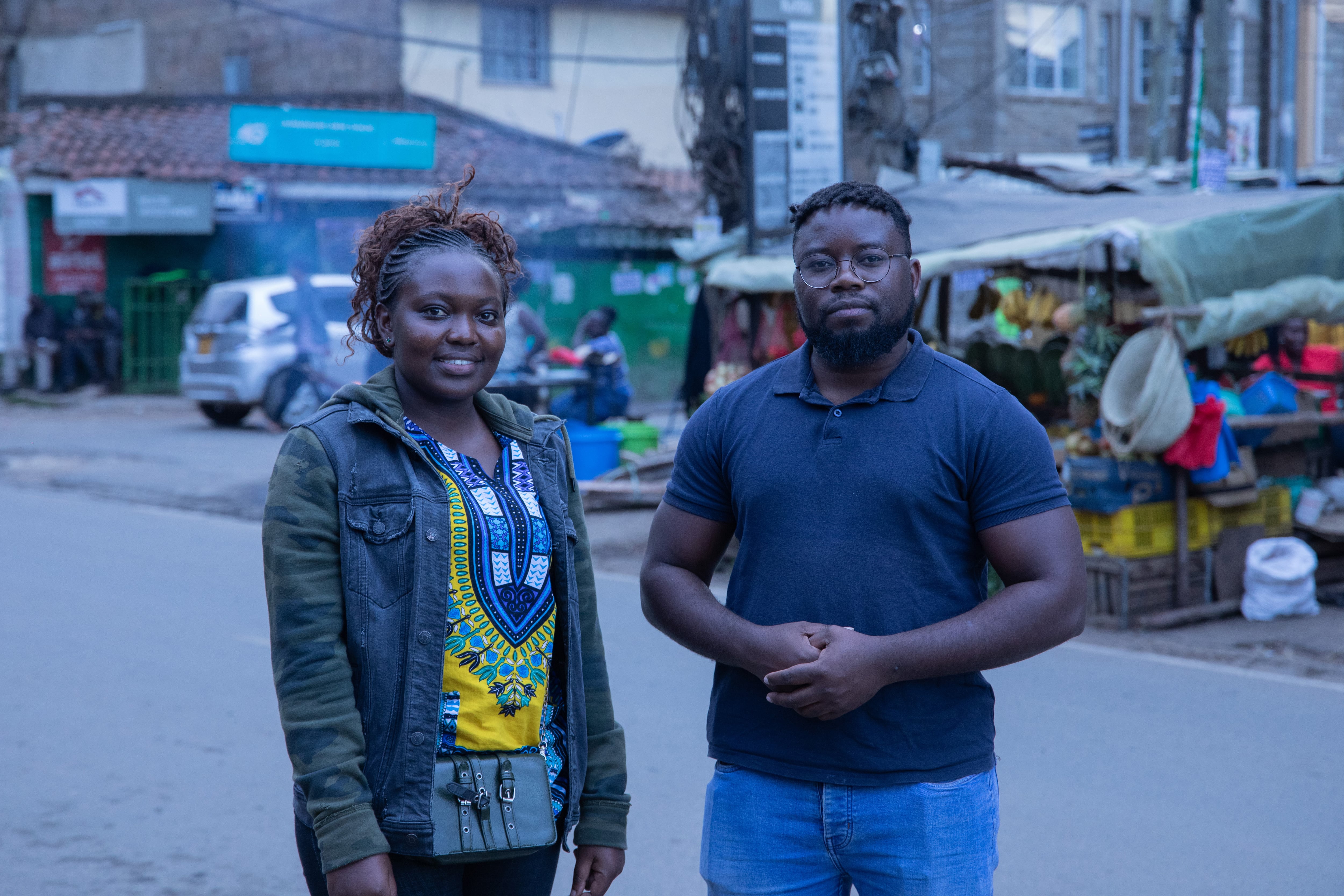 Maureen Chiveri, una trabajadora de datos, junto a un miembro del equipo de investigación de Milagros Miceli, el Dr. Adio Dinika