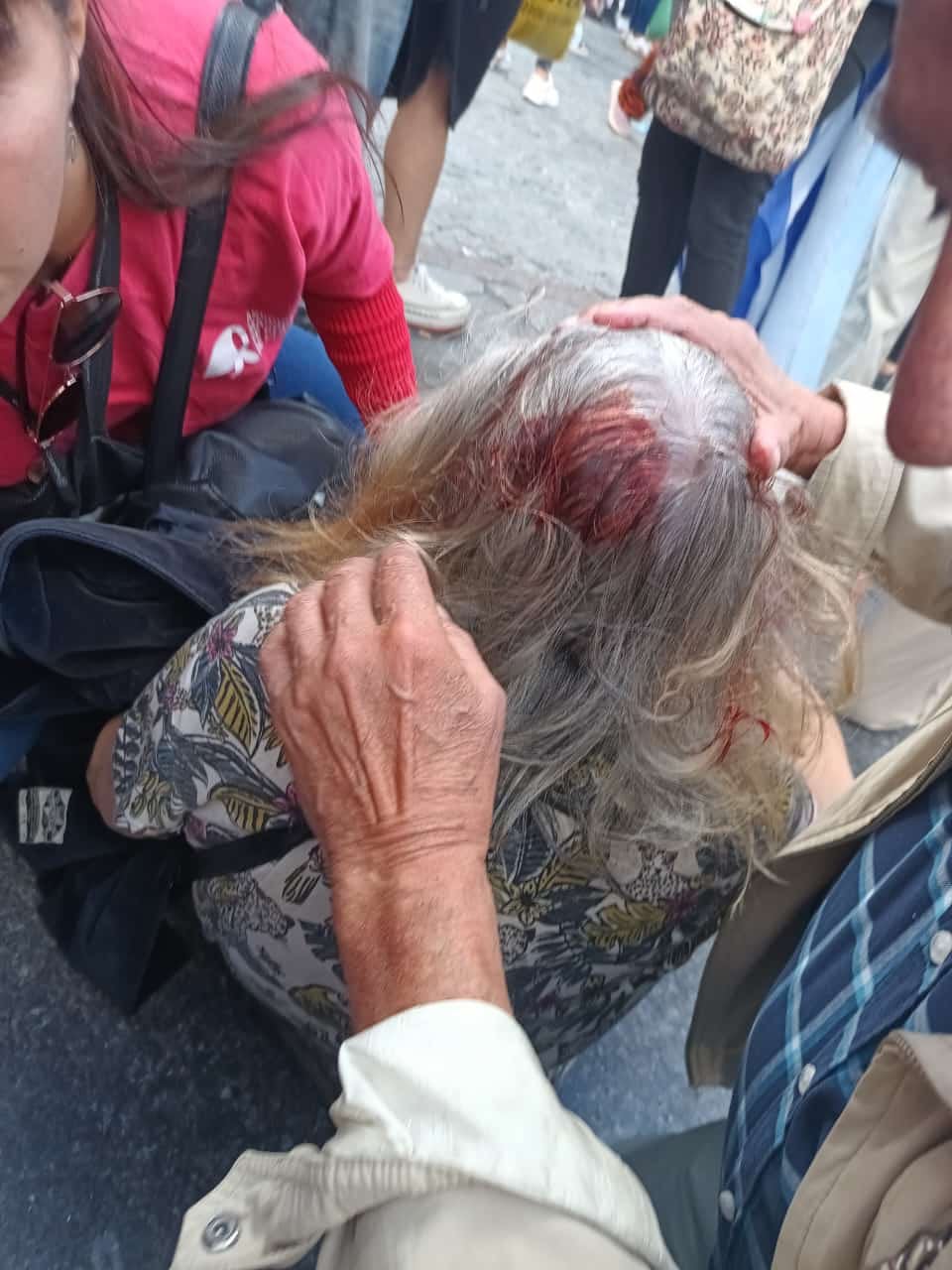 La mujer resultó herida y en el suelo durante varios minutos