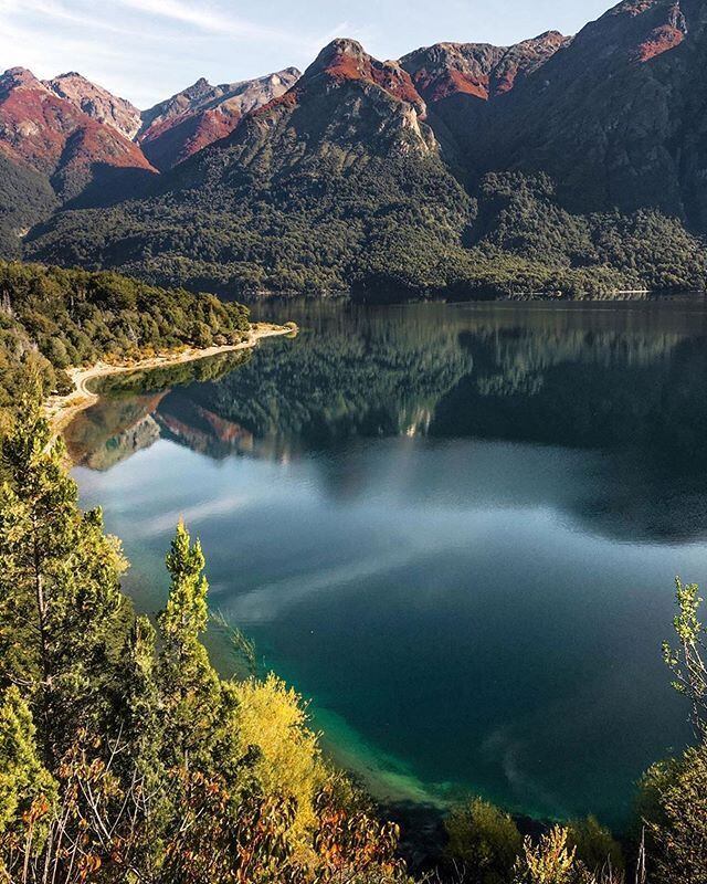 El más extenso del parque, con aguas cristalinas y senderos que lo bordean; ideal para navegar, hacer picnic o simplemente contemplar el paisaje