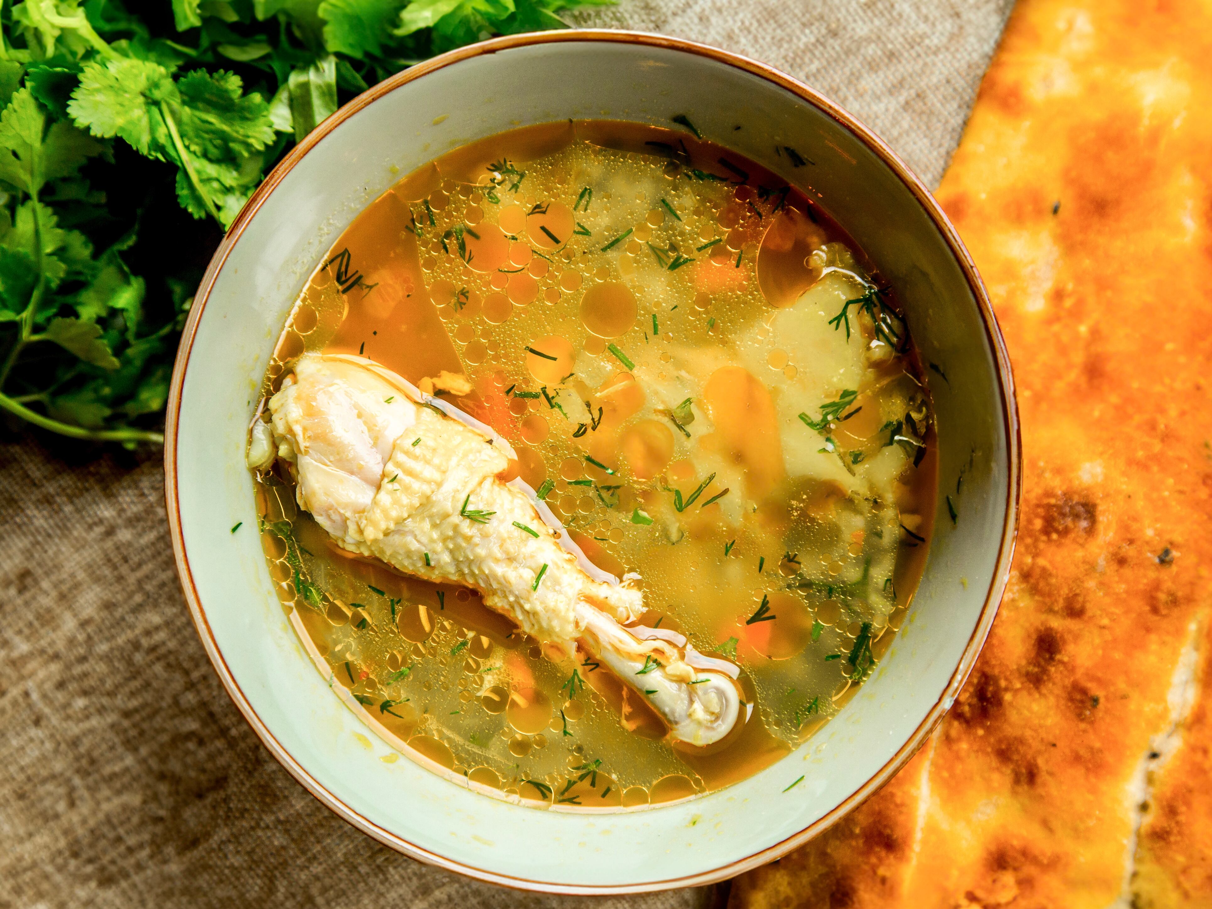 El caldo de pollo ayuda a reducir la inflamación y alivia la congestión nasal