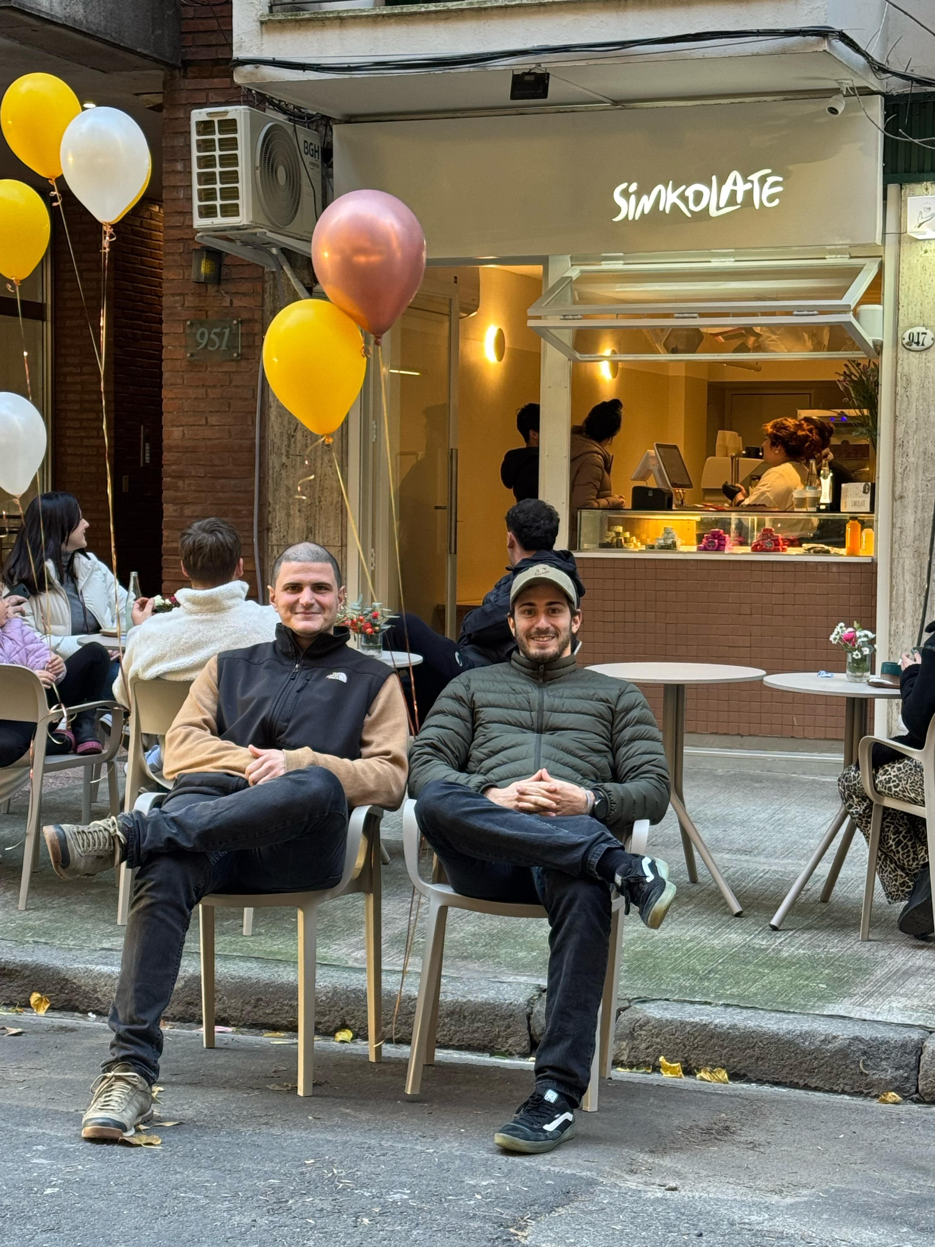 Hace tres meses que los hermanos Simko abrieron su chocolatería de especialidad en Palermo, donde se pueden adquirir las cuatro variedades de alfajores