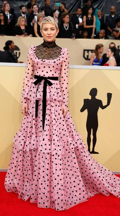 Kate Hudson con el vestido más polémico; la actriz optó por una creación de Valentino en rosa con corazones y escote de encaje que generó muchos comentarios