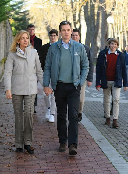 25 de diciembre de 2019. Urdangarin –que había obtenido su primer permiso para salir de la cárcel para pasar la Navidad en familia–, Cristina y tres de sus cuatro hijos: Pablo, Miguel y Juan Valentín, paseando por Vitoria-Gasteiz, España.