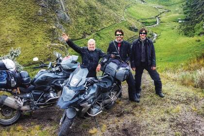 25 de marzo, en el volcán Chimborazo, el más alto de Ecuador, con sus motos BMW .
