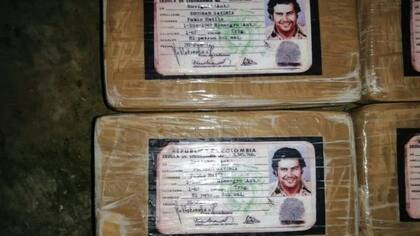 25 kilos con la tarjeta de identidad de Pablo Escobar decomisados en Honduras.