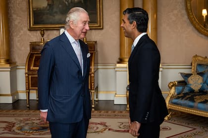El rey Carlos III nombró hoy a Rishi Sunak, nuevo primer ministro en el Palacio de Buckingham, poco después de aceptar la dimisión oficial de Liz Truss.