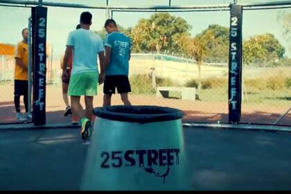 25 Street hoy busca un lugar con techo para poder practicar el deporte
